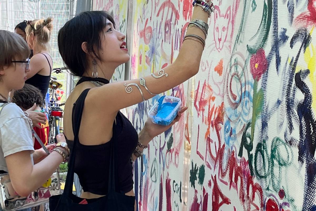 Deltager maler under feltstudiet i Berlin