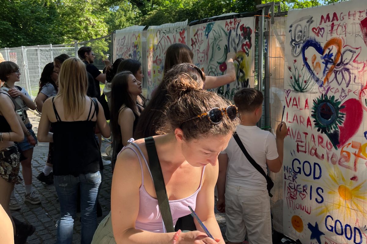Flere deltagere ved installationen i Berlin